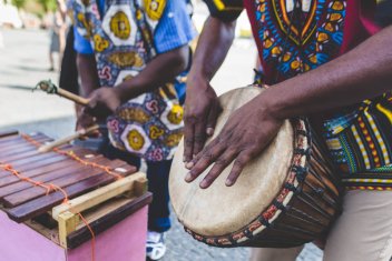 LOUONS DIEU A L'AFRICAINE